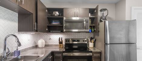 Jääkaappi, mikroaaltouuni, liesi, astianpesukone