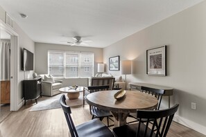 Interior - Mama D's Riverfront Retreat - Gorgeous Riverfront Condo with Pool & Gym Access (Tuscaloosa)