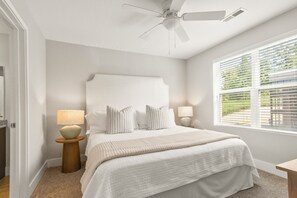 3 bedrooms, iron/ironing board, free WiFi, bed sheets - Mama D's Riverfront Retreat - Gorgeous Riverfront Condo with Pool & Gym Access (Tuscaloosa)