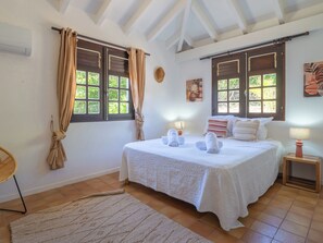 3 室のベッドルーム、旅行用ベビーベッド、WiFi、ベッドシーツ