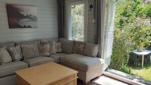Living area - Charming 1-bed Cabin Hastings East Sussex (Hastings)