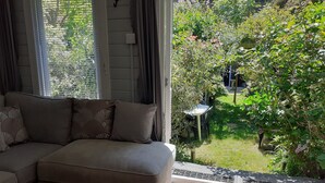 Living area - Charming 1-bed Cabin Hastings East Sussex (Hastings)