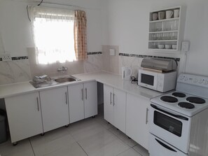 Apartment | Private kitchen | Fridge, microwave, oven, stovetop - Value for Money Apartment in Newcastle (Newcastle)