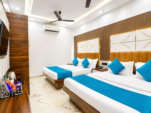 Family Quadruple Room | Egyptian cotton sheets, premium bedding, pillowtop beds, desk