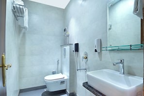 Shower, rainfall showerhead, free toiletries, slippers - Nav Durga Guest House (New Delhi)