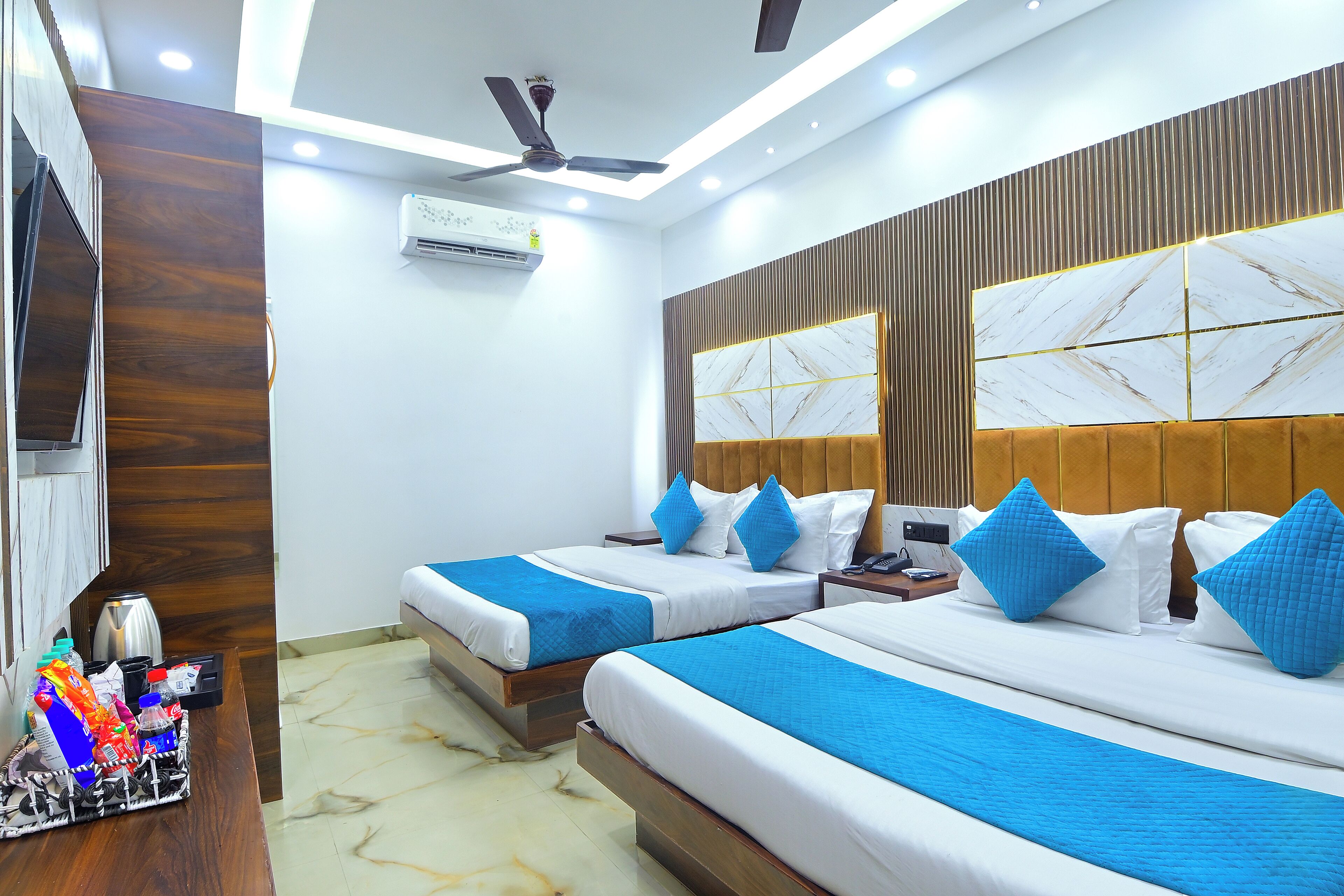 华丽双人房 | 埃及棉床单、高档床上用品、加厚床垫、办公桌