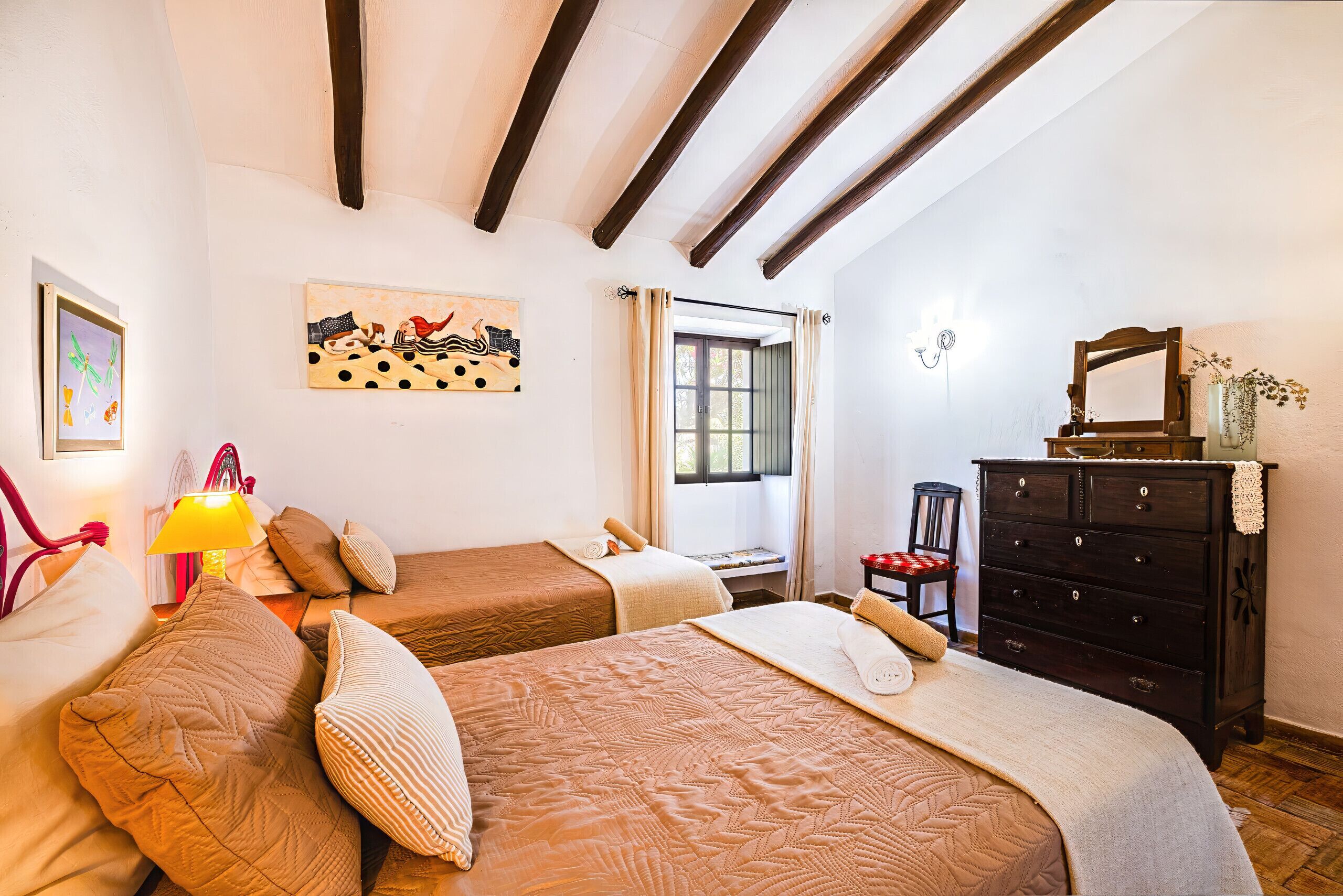 4 slaapkamers, een strijkplank/strijkijzer, gratis wifi, beddengoed