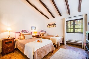 3 slaapkamers, een strijkplank/strijkijzer, gratis wifi, beddengoed