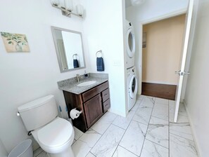 Secador de cabelo, sabonete, papel higiênico