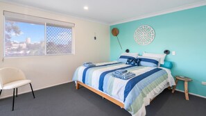 3 bedrooms, iron/ironing board, bed sheets