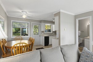 Family Σπίτι σε Συγκρότημα Κατοικιών, Θέα στη Λίμνη | Περιοχή καθιστικού | Τηλεόραση με επίπεδη οθόνη 35 ιντσών με καλωδιακά κανάλια, τζάκι