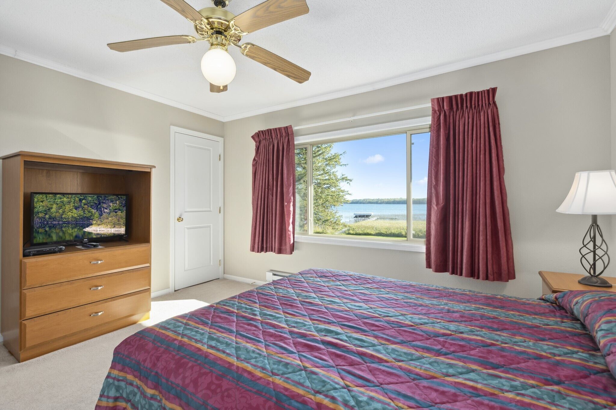 2 عدّة غرف نوم ومكتب وملاءات أسرّة