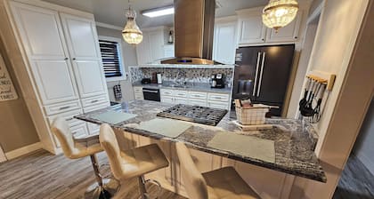 Charming 3-bedroom,2 bath house, Wifi, outdoor space, grills, washer and dryer