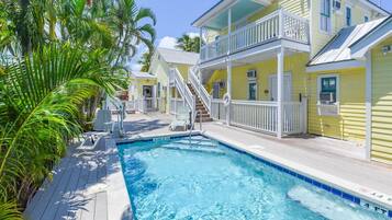 Een verwarmd zwembad