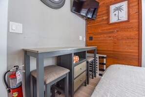 1 bedroom, free WiFi - Chagall's Corner | Newly Remodeled! (Key West)