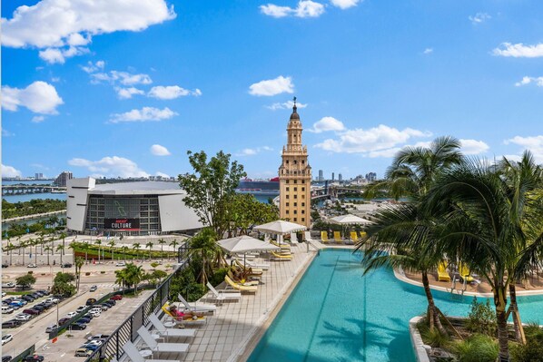 Outdoor pool, pool umbrellas, pool loungers - Bayfront View PH 3BR in Downtown Miami (Miami)