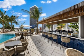 Quầy bar bên hồ bơi