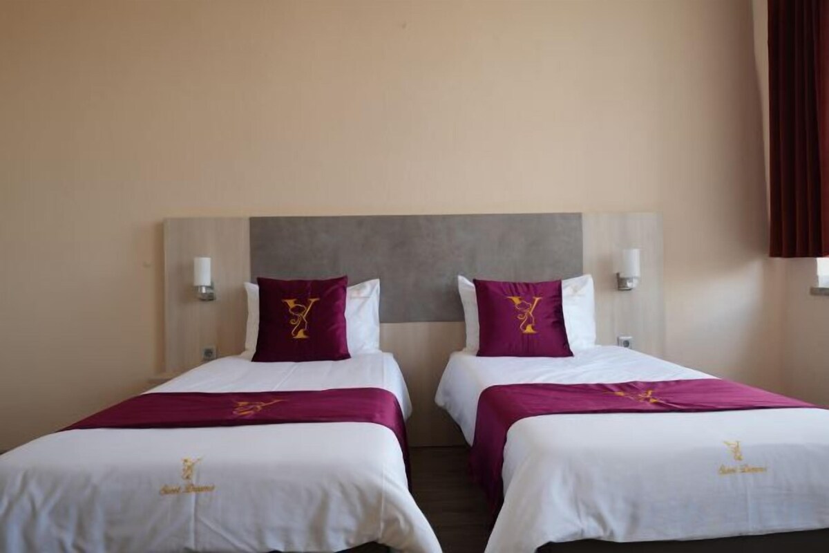 Desk, soundproofing, free WiFi, bed sheets