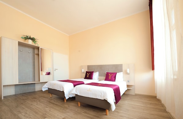 Twin Room | Desk, soundproofing, free WiFi, bed sheets - Abtei Hotel & Restaurante (Pulheim)