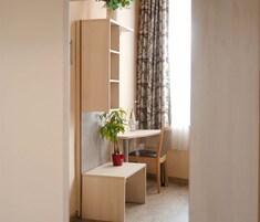 办公桌、隔音、免费 WiFi、床单