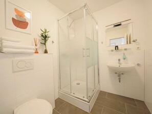 Shower, hair dryer, towels, soap - Abtei Hotel & Restaurante (Pulheim)