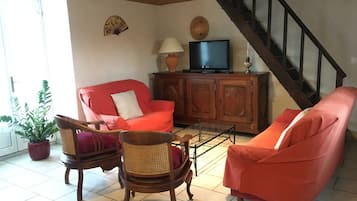 TV, mesa de pingue-pongue, livros