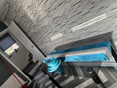 Sleeps6-wifi-parking-ideal for Tradesmen-garden