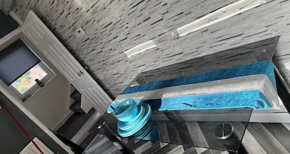 Sleeps6-wifi-parking-ideal for Tradesmen-garden