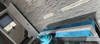 Sleeps6-wifi-parking-ideal for Tradesmen-garden