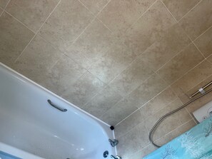 House | Bathroom | Combined shower/bathtub, deep-soaking bathtub, towels - Sleeps6-wifi-parking-ideal for Tradesmen-garden (Airdrie)