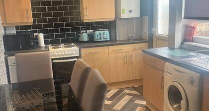 Sleeps6-wifi-parking-ideal for Tradesmen-garden