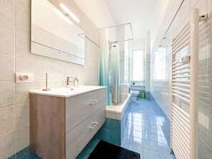 Haartrockner, Bidet, Handtücher
