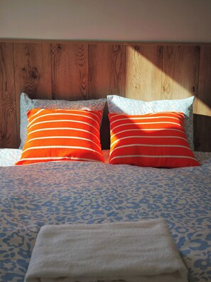 2 makuuhuonetta, työpöytä, Wi-Fi, vuodevaatteet