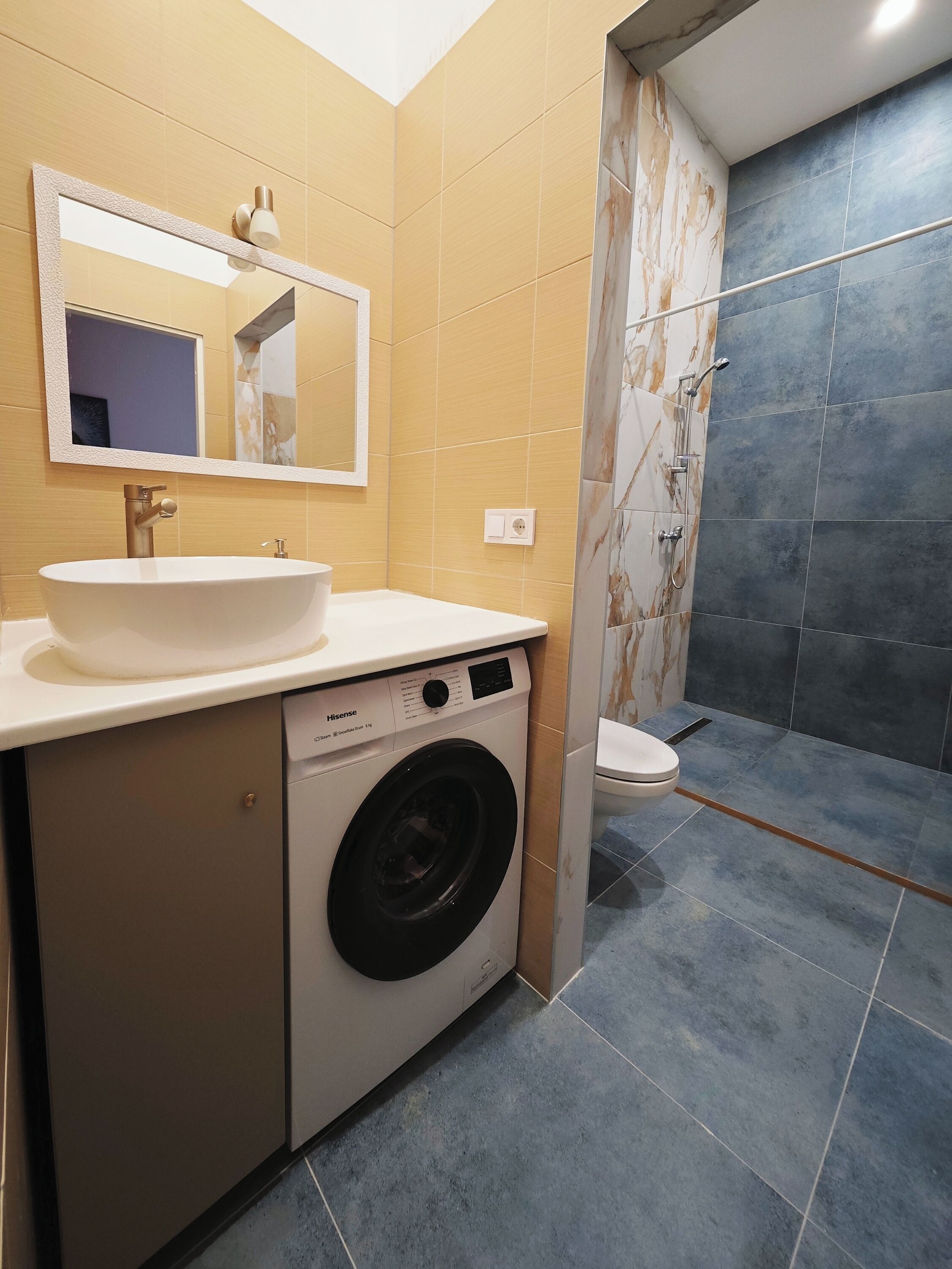 Hiustenkuivaaja, pyyhkeet, sampoo, vessapaperi