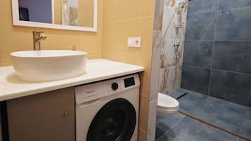 Hiustenkuivaaja, pyyhkeet, sampoo, vessapaperi