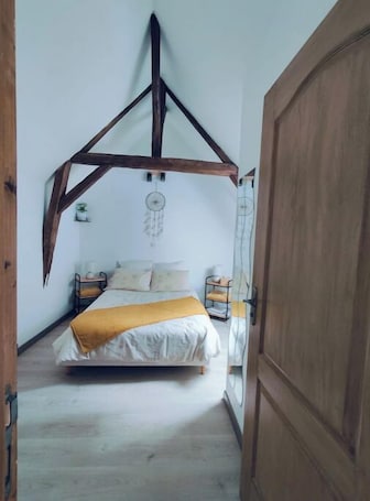 1 bedroom, iron/ironing board, WiFi, bed sheets. Small village center gîte