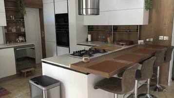 Micro-ondes, four, plaque de cuisson, lave-vaisselle