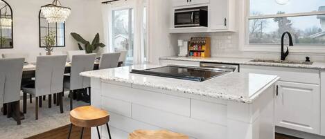 Kjøleskap, mikrobølgeovn, ovn og kokeplater