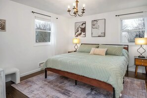 5 makuuhuonetta, tallelokero huoneessa, työpöytä, silitysrauta/-lauta