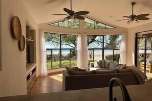 TV - Casa Mar y Sol Nicaragua (San Juan del Sur)