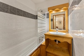 Bathroom - Resort center, 2nd floor, view mountain, fitness, swimming pool, sauna, balcony, tv, ski locker (Les Orres)