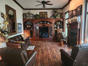 Smart-TV, Kamin, Stereoanlage