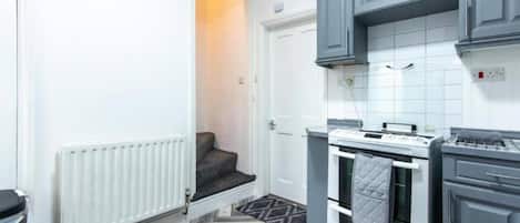 Huis | Privékeuken | Een koelkast, een microgolfoven, een oven, een kookplaat