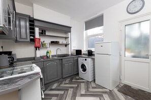 Nhà | Bếp riêng | Tủ lạnh, lò vi sóng, lò nướng, bếp nấu 