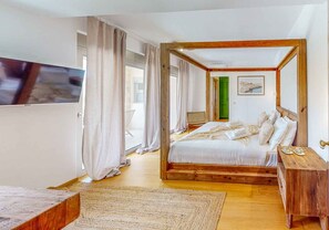 3 habitaciones, tabla de planchar con plancha, wifi y ropa de cama 