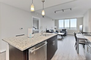 Appartement, plusieurs lits, terrasse, vue ville | Vue de la chambre