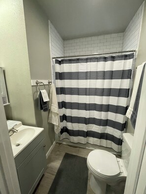 Secadora de cabello, toallas, jabón, papel de baño 