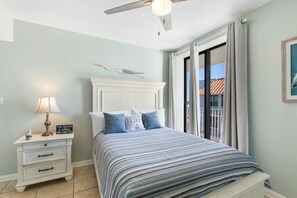 3 dormitorios, tabla de planchar con plancha, ropa de cama