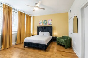 1 habitación, tabla de planchar con plancha y ropa de cama 