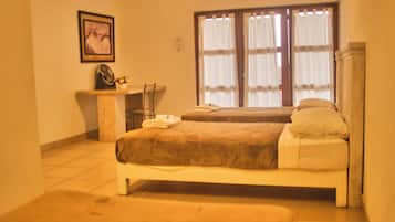 Habitación doble estándar, balcón | Espacio para trabajar con laptop y wifi gratis